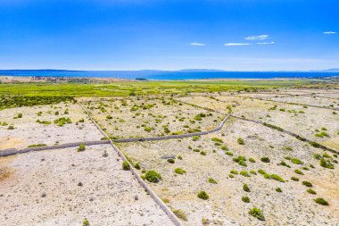 Hırvatistan, Pag adası, taştan alçıpan ve Adriyatik kıyı şeridine sahip yeşil tarım alanları