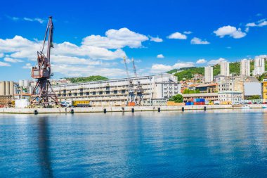 Hırvatistan 'ın Rijeka kentinde liman manzarası ve eski vinçler. 