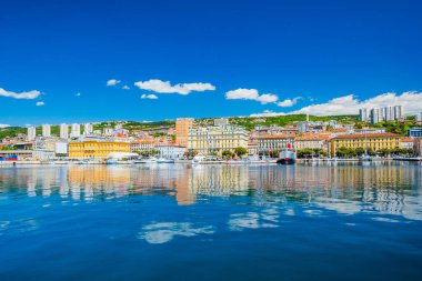 Hırvatistan 'ın Rijeka kentinin liman manzarası. Yat limanında tekneler ve arka planda eski anıtsal binalar.