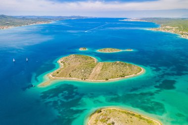 Hırvatistan, Adriyatik Denizi kıyısında güzel bir kıyı şeridi, turkuaz denizde Galesnjak adası, insansız hava aracının hava manzarası 
