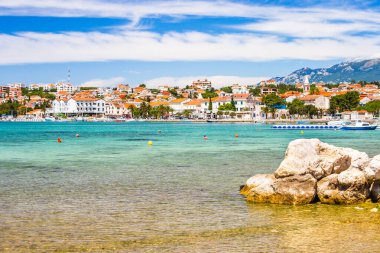 Hırvatistan, Pag, marina ve turkuaz deniz adalarındaki Novalja kasabasının liman manzarası, popüler turizm beldesi