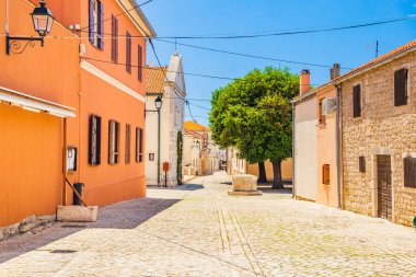Dalmaçya 'nın tarihi Nin kasabasında taştan kuyusu olan eski ve eski bir sokak.