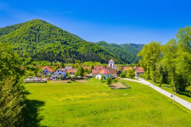 Hırvatistan, Gorski Kotar 'daki Kupa nehrinin kanyonunda Brod na Kupi adlı güzel küçük bir kasaba.