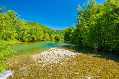 Hırvatistan, ilkbaharda güzel manzara, Gorski kotar 'da Kupa Nehri kanyonu, arka planda dağlar