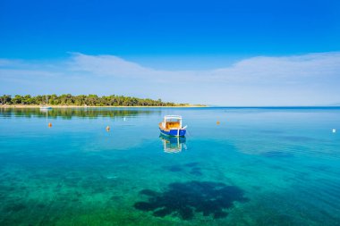 Hırvatistan 'ın Pag adasındaki Adriyatik deniz manzaralı güzel bir göl manzarası. Su yüzeyindeki tekne..
