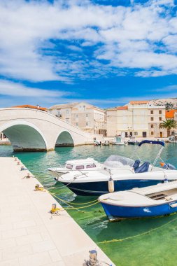 Adriyatik Denizi 'ndeki Pag kasabası, Dalmaçya, Hırvatistan, marina ve eski taş köprü. Popüler turizm merkezi.