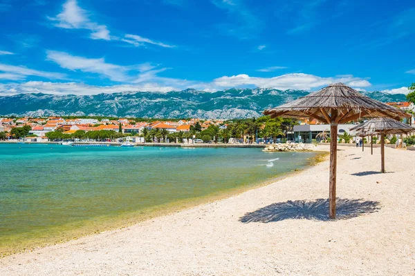Pantai Laut Adriatik Kroasia Pulau Pag Payung Pantai Pasir Yang — Stok Foto