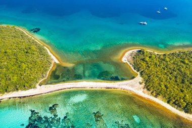 Hırvatistan 'ın Dugi Otok adasında turkuaz denizde doğal köprüsü olan güzel egzotik adalar, insansız hava aracı manzarası