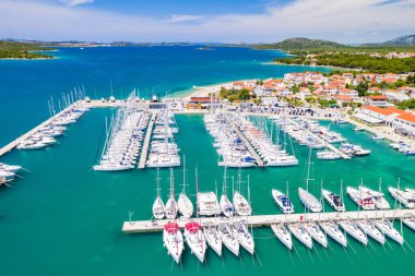 Hırvatistan, Pirovac kasabası, güzel mavi Adriyatik deniz manzaralı yelkenli marina panoramik manzarası