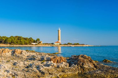 Hırvatistan 'ın Dugi Otok adasındaki Veli Rat feneri, Adriyatik' in güzel deniz manzarası ve ön planda kayalar