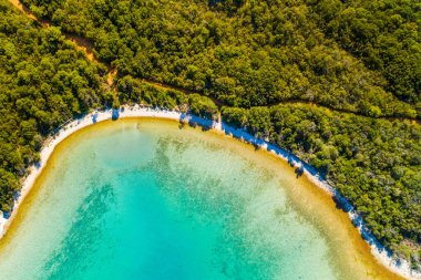 Hırvatistan 'ın Adriyatik Denizi' ndeki güzel göl manzarası, Dugi Otok adası. Çam ağaçları, uzun gizli plajlar ve zümrüt deniz yüzeyi.