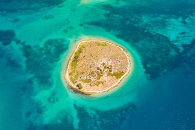 Hırvatistan 'daki Adriyatik denizi, Murter takımadasındaki turkuaz denizde yalnız Ricul adası, insansız hava aracının hava manzarası
