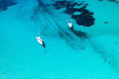 Hırvatistan, Dugi Otok adasında inanılmaz mavi deniz manzarası. Çapalı yatları ve deniz cenneti manzarası olan manzaralı bir göl..