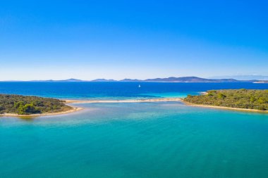 Hırvatistan, Adriyatik 'teki Dugi Otok adasında turkuaz denizde doğal köprüye sahip inanılmaz adalar, insansız hava aracı manzarası