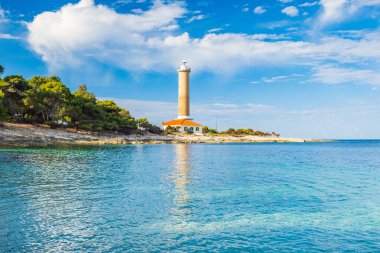 Hırvatistan 'ın Dugi Otok adasındaki Veli Rat fenerinde, önplanda güzel bir deniz koyunda