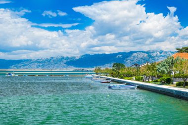 Nin kasabası, liman manzarası ve arka planda Velebit dağı, Dalmaçya, Hırvatistan
