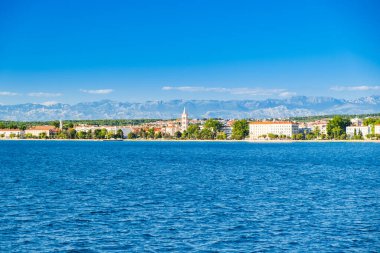 Hırvatistan, Zadar kenti, deniz kenarından panoramik manzara. Adriyatik deniz kıyısındaki ünlü turizm beldesi.