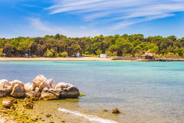 Hırvatistan 'da Adriyatik kıyıları Pag adasında, Novalja kasabasında güzel bir kumsal