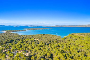 Adriyatik denizinde inanılmaz deniz manzarası, Hırvatistan 'da Dugi Otok adası, arka planda Velebit dağı, insansız hava aracından hava manzarası. 