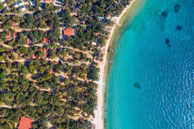 Hırvatistan ve Adriyatik 'in Pag adasındaki kıyı şeridi, güzel turistik tatil beldeleri ve plaj, insansız hava aracı manzarası