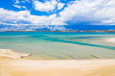 Hırvatistan 'ın Dalmaçya kentindeki Nin kasabası yakınlarındaki mavi deniz lagününün havadan görünüşü. Arka planda Adriyatik kıyı şeridi ve Velebit dağı.