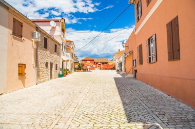 Hırvatistan 'ın Dalmaçya kentindeki tarihi Nin kasabasının kaldırımlı eski caddesi