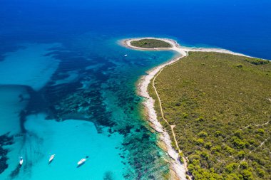 Hırvatistan, Adriyatik deniz manzarası, Turkuaz Denizi 'nde kayalık Lopata Burnu ve Sakatun Körfezi, Dugi Otok Adası