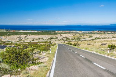 Hırvatistan 'ın Novalja kentine güzel Pag adası manzaralı Adriyatik manzarası