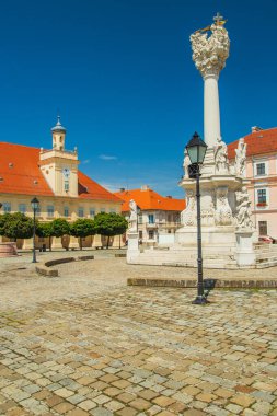 Kutsal Üçlü Meydanı, Hırvatistan 'ın eski tarihi Osijek kenti Tvrdja' da heykelleri olan sütunlar