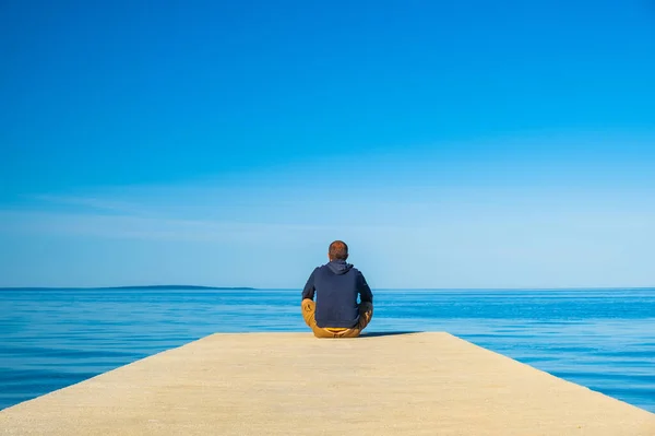 Hombre Con Capucha Carga Corta Sentado Borde Del Muelle Meditando — Foto de Stock