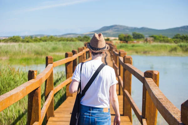 Joven Turista Con Sombrero Caminando Por Sendero Madera Parque Natural — Foto de Stock