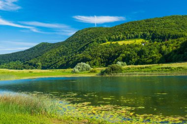Hırvatistan 'ın Svica Gölü üzerindeki Lika bölgesinde güzel doğa ve yeşil manzara