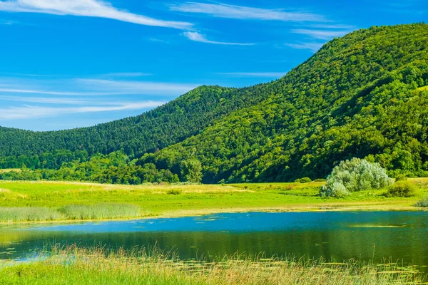 Hırvatistan 'ın Svica Gölü üzerindeki Lika bölgesinde güzel doğa ve yeşil manzara