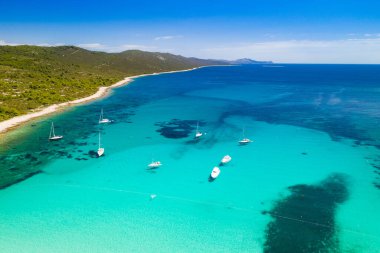 Hırvatistan 'daki inanılmaz Adriyatik denizi. Dugi Otok Adası 'ndaki Sakarun plajındaki gök mavisi turkuaz göl manzarası, mavi deniz yatları, turistik cennet..