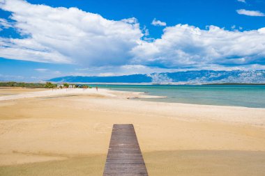 Hırvatistan 'ın Dalmaçya kentindeki Nin kasabası yakınlarındaki kum gölü. Adriyatik kıyıları ve bulutlu mavi gökyüzü. Arka planda Velebit dağı.