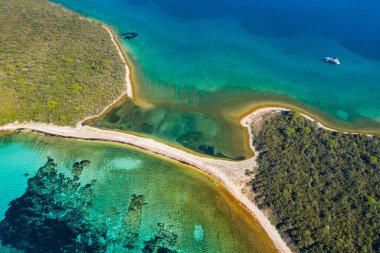 Hırvatistan 'ın Dugi Otok adasındaki turkuaz deniz doğal köprüsü, insansız hava aracı hava manzarası, turistik cennet.