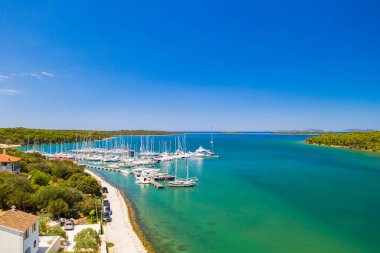 Hırvatistan 'ın Adriyatik kıyı şeridindeki Dugi Otok adasındaki Veli Rat' ta Marina, insansız hava aracının hava manzarası, güzel deniz manzarası