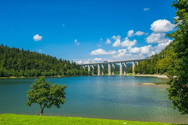 크로아티아 고르스키 코타르 호수바 그리고 보이는 고속도로의 — 스톡 사진