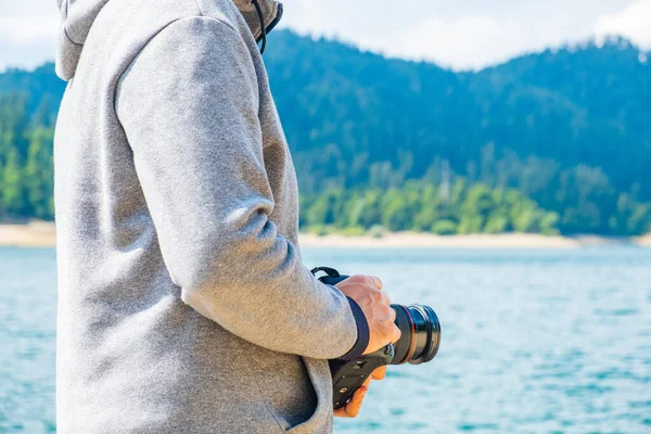 Hombre Anónimo Con Capucha Con Cámara Réflex Digital Las Manos — Foto de Stock