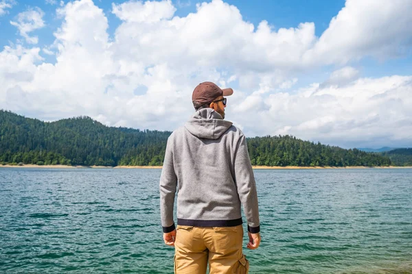 Hombre Pantalones Carga Sudadera Con Capucha Pie Orilla Del Lago — Foto de Stock