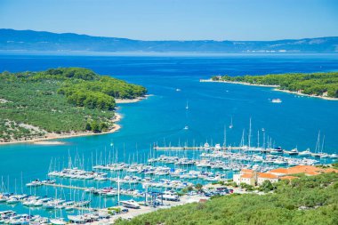 Hırvatistan 'ın Cres adasındaki marina ve güzel mavi körfezin panoramik manzarası