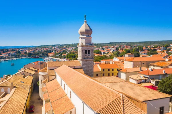Hırvatistan 'ın eski Krk kasabasının panoramik manzarası, arka planda katedral kulesi ve deniz manzarası