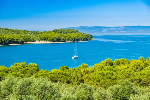 Adriyatik deniz manzaralı güzel mavi körfez manzarası, Hırvatistan 'ın Cres adasındaki lagündeki yelkenli tekne