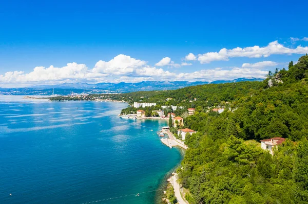 Krk adası, güzel Adriyatik kıyı şeridi ve Omisalj kasabasının insansız hava görüntüsü. Kvarner Körfezi, Hırvatistan, Avrupa.