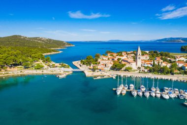 Hırvatistan 'ın Cres ve Losinj adalarını birbirine bağlayan tarihi Osor, marina ve köprü kasabası, insansız hava aracından hava manzarası