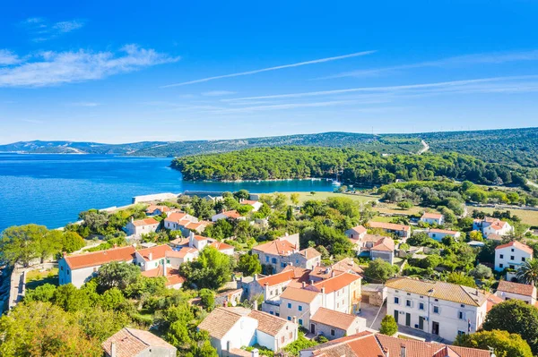Hırvatistan 'ın Cres ve Losinj adaları arasındaki turistik Osor kasabasının panoramik manzarası