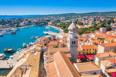 Hırvatistan 'ın eski Krk kasabasının panoramik manzarası, arka planda katedral kulesi ve deniz manzarası