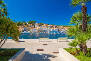 Hırvatistan 'ın Adriyatik Denizi' ndeki Losinj adasındaki güzel Mali Losinj kasabası