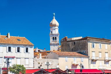 Hırvatistan 'ın Adriyatik Denizi üzerindeki Krk adasındaki eski Krk kasabası, katedral kulesi ve şehir manzarası