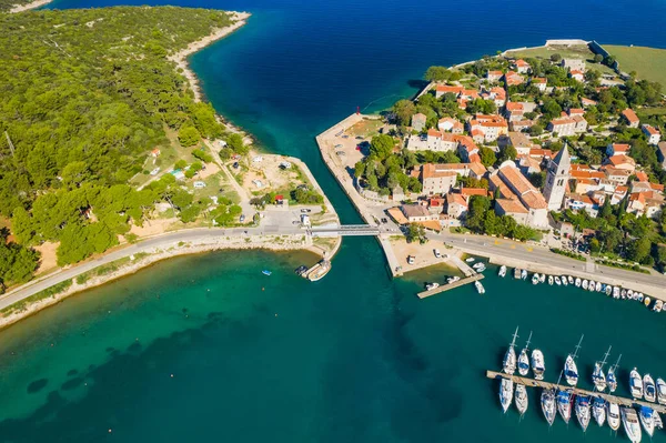 Köprü adalarını birbirine bağlayan tarihi Osor kasabası Cres ve Losinj, Hırvatistan, İHA 'dan hava manzaralı